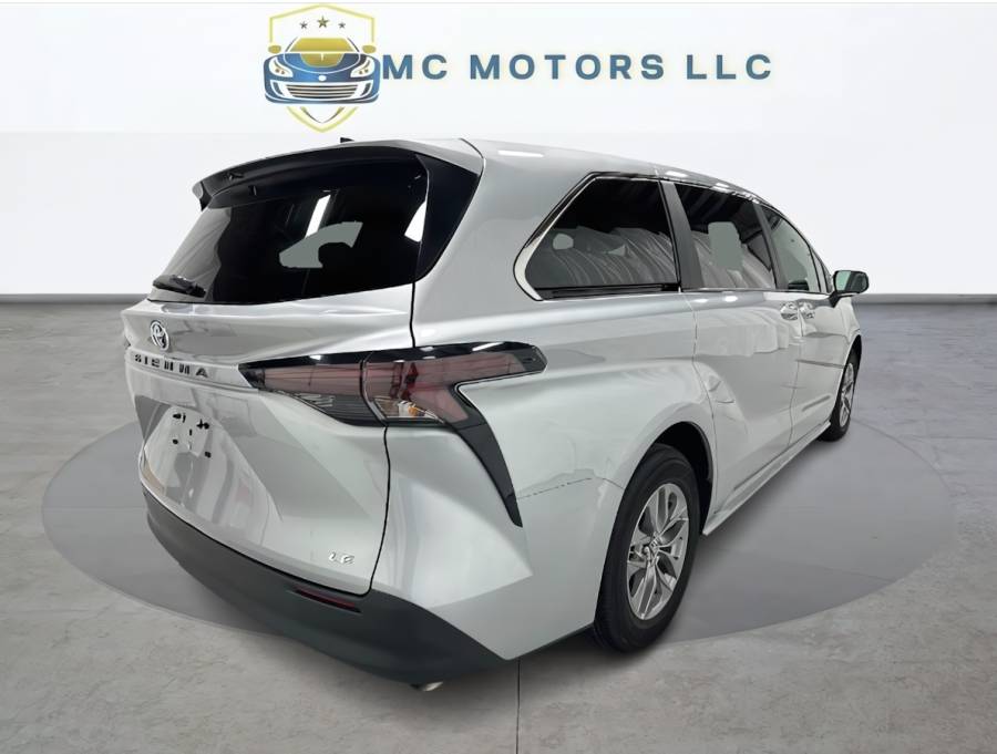 2025 Toyota Sienna 4