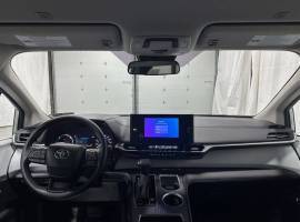 2025 Toyota Sienna LE 8-Passenger
